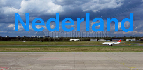 Berlin  Deutschland  Schriftzug - Nederland - auf einer Glasscheibe am Flughafen