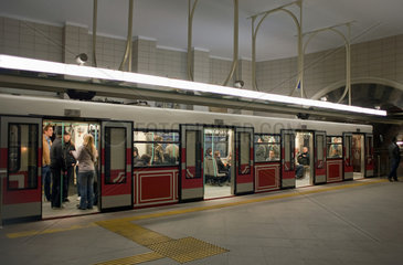 Istanbul  Tuerkei  der Tuenel im Bahnhof Tersane Caddesi
