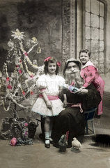 Weihnachtsmann mit zwei Kindern