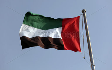 Dubai  Vereinigte Arabische Emirate  Nationalflagge weht im Wind