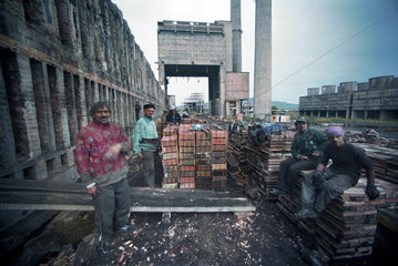 Ehemalige Bergarbeiter der Kokerei CSV Calan bei dessen Rueckbau  Calan  Rumaenien