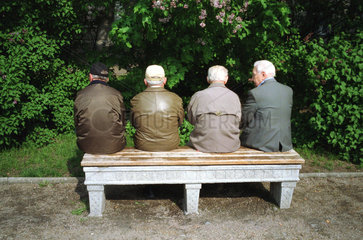 Poznan  vier Rentner auf einer Parkbank