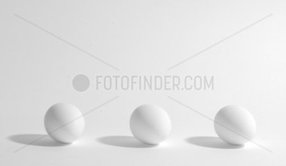 drei Eier vor weissem Hintergrund