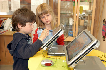 Kinder lernen an einem Computer