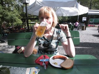 Frau trinkt Bier und isst