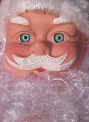 Das Gesicht einer Weihnachtsmannpuppe