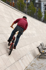 Berlin  Deutschland  Jugendlicher faehrt mit einem BMX-Rad