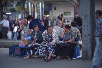 Reisende warten auf einen Zug am -Gara de Nord- (Nordbahnhof) in Bukarest