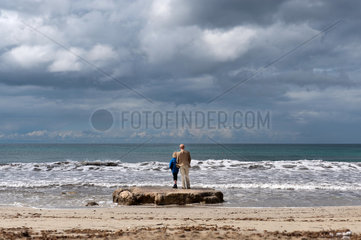 Peguera  Mallorca  Spanien  ein Vater mit seiner Tochter am Strand