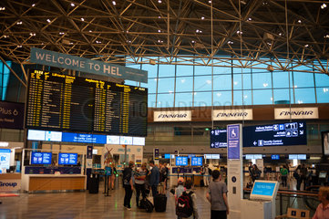Helsinki  Finnland  Passagiere auf dem Flughafen Vantaa