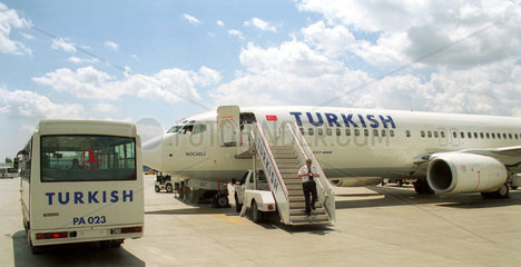 Flugzeug der Turkish Airlines nach der Ankunft in Ankara