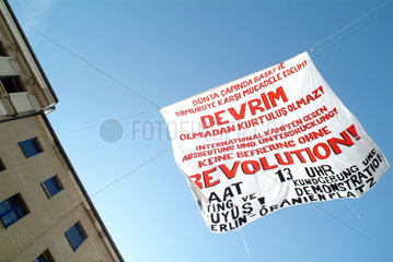 Berlin  deutsch-tuerkisches Transparent auf dem MyFest in Berlin-Kreuzberg