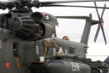 Mazar-e Sharif  Afghanistan  Techniker kontrollieren Transporthubschrauber CH-53