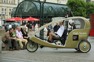 Hamburg  Deutschland  Velo-Taxi am Rathausmarkt