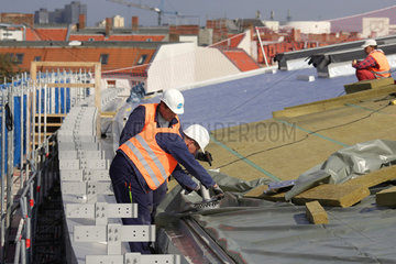 Berlin  Deutschland  Bauarbeiter installieren den Regenwasserablauf