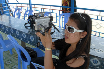 Phnom Penh  Kambodscha  kambodschanisch  wohlhabende Kambodschanerin mit Videokamera