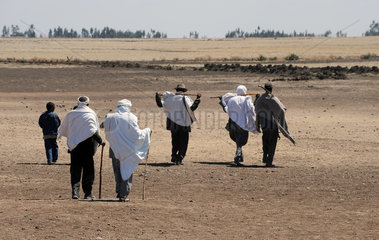 Mangudo  Aethiopien  Bauern auf einem Feld