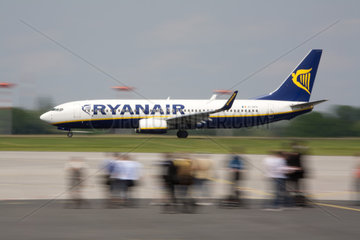 Berlin  Deutschland  startendes Flugzeug von Ryanair und Publikum