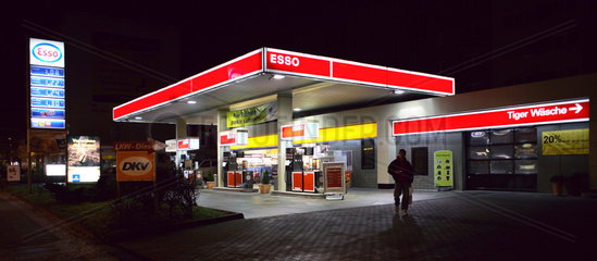 Berlin  Esso-Tankstelle bei Nacht