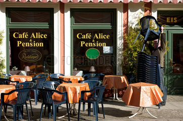 Potsdam  Deutschland  Cafe Pension in der Brandenburger Strasse oeffnet am Morgen
