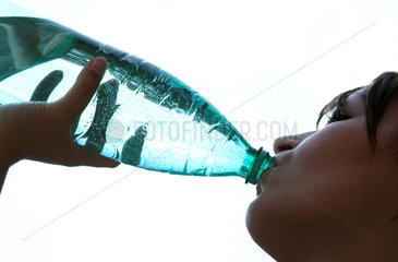 Berlin  Frau trinkt Wasser aus einer Pet-Flasche
