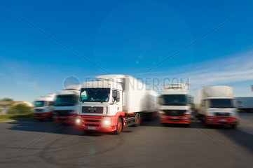 Niemeg  Deutschland  LKWs auf einem Rastplatz an der A9