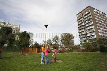 Kinder vor Wohnbauten in Swinemuende in Polen