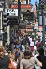 San Francisco  USA  Passanten auf der Einkaufsstrasse am Union Square