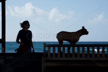 Playa de las Americas  Spanien  Silhouette einer Frau mit Hund auf Teneriffa