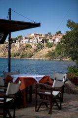 Molivos  Griechenland  Restaurant mit Blick auf die malerische Altstadt