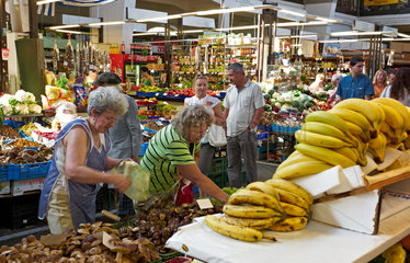 Breslau  Polen  Kunden in der Markthalle im Stadtzentrum