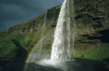 Regenbogen ueber Wasserfall