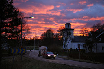 Belloe  Schweden  Dorfansicht mit Kirche bei Daemmerung