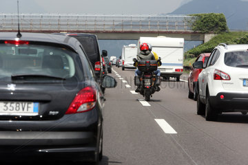 Trient  Italien  Motorradfahrer draengelt sich bei einem Stau auf der A 22 vor