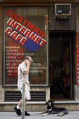 Budapest  Mann und Hund vor Internetcafe