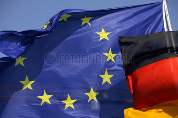 Berlin  Europafahne und Deutschlandfahne