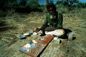 Aborigine beim Malen