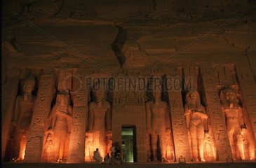 Nachtaufnahme des Ramses-Tempels in Abu Simbel