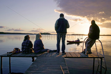 Ploen  Deutschland  eine Gruppe Camper auf einem Steg am grossen Ploener See