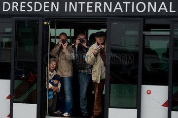 Dresden  Deutschland  Menschen fotografieren aus einem Bus heraus