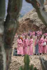 Zala Zembaba  Aethiopien  Kinder stehen in einer Gruppe auf einem Feld