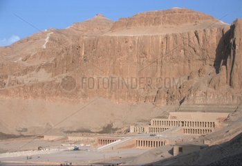 aegyptischer Totentempel vor Felswand