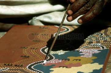 Hand eines Aborigines beim Malen