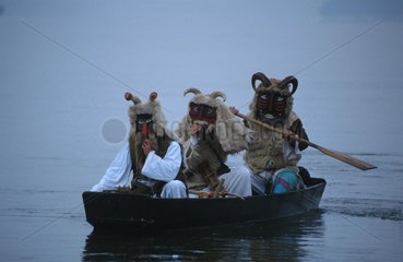 drei Verkleidete auf Boot