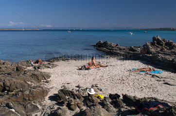 Stintino  Italien  Badegaeste am Strand
