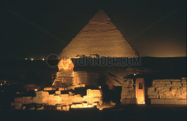 Pyramide und Sphinx bei Nacht