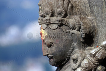Figur an einem tibetischen Tempel