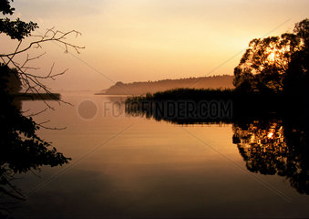 idyllischer See bei Sonnenaufgang