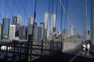 Blick von der Brooklyn Bridge auf den Financial District