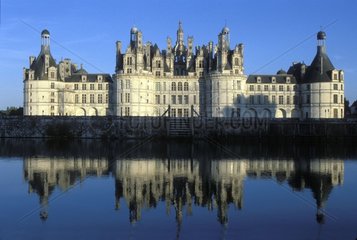 Schloss Chambord spiegelt sich in der Loire